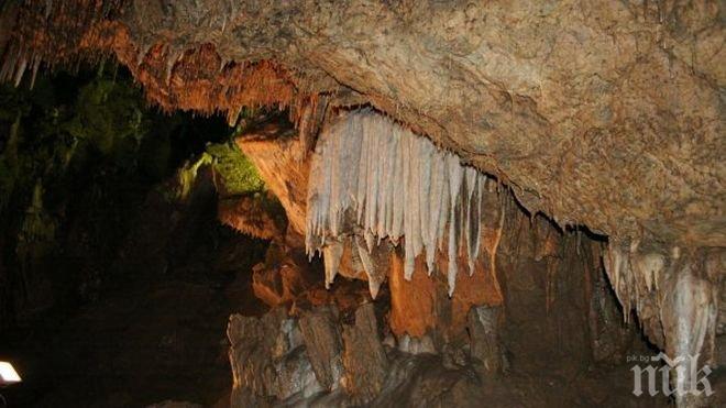 Отлив на туристи от пещера Снежанка пре ззимата