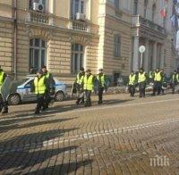 ПЪРВО в ПИК! Пред парламента става горещо, изсипа се жандармерия! Платен протест започва да клати кабинета! Тарифата за участие е 40 лева! (ексклузивни снимки) 