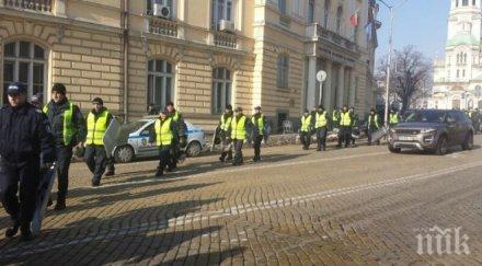 първо пик парламента става горещо изсипа жандармерия платен протест започва клати кабинета тарифата участие лева ексклузивни снимки