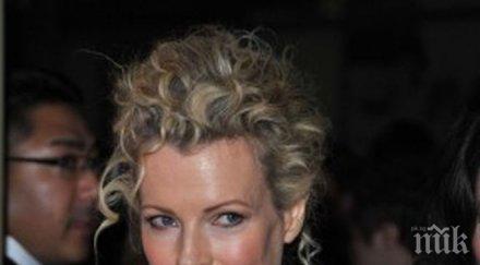 годишната ким бейсинджър съблича нюанса сиво