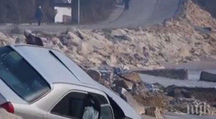 девойка разби колата ограда влезе нея магазин лом