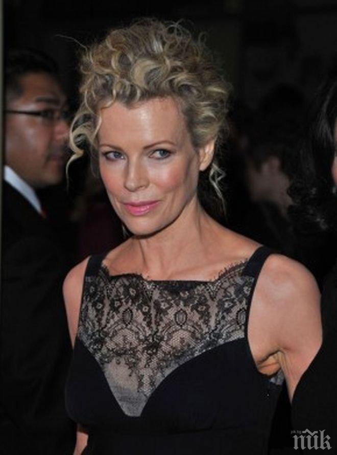 62-годишната Ким Бейсинджър се съблича в 50 нюанса сиво