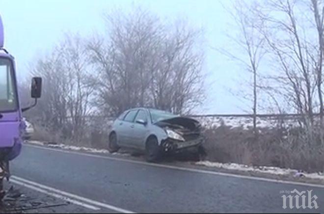 ПИК TV: 26-годишен се заби в камион с хляб, изпреварвал при гъста мъгла