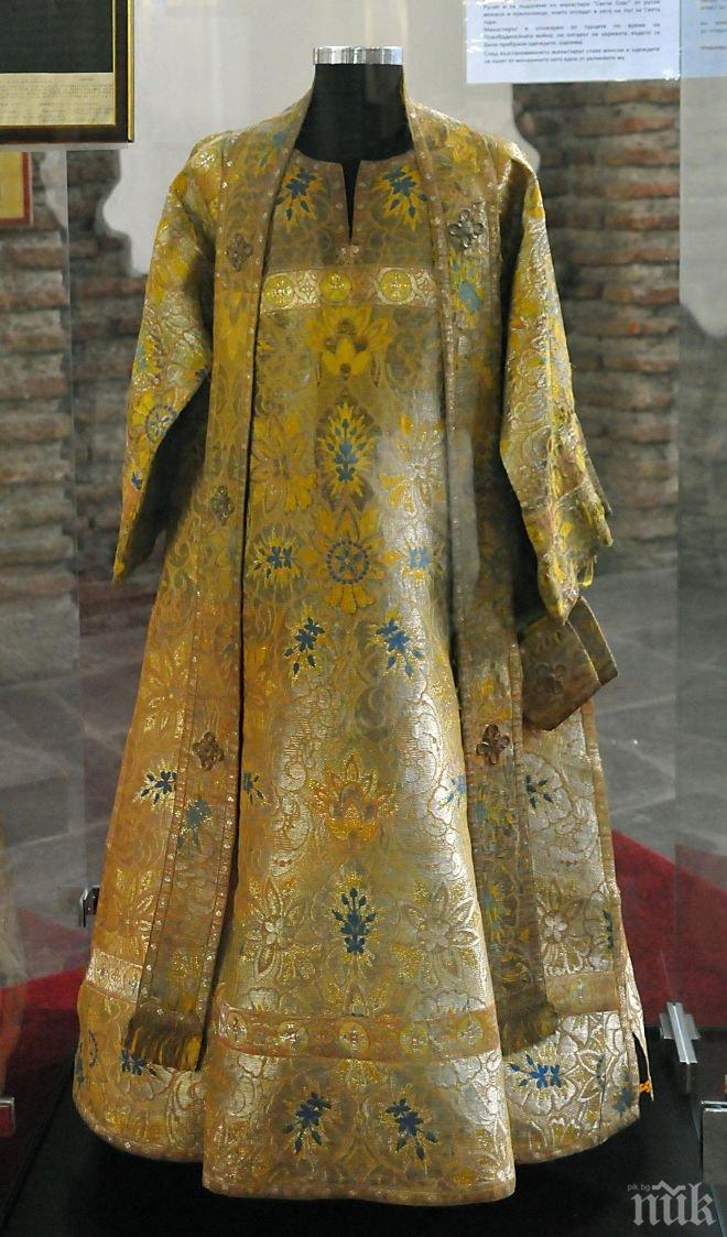 Експертиза ще каже истински ли са църковните одежди на Апостола