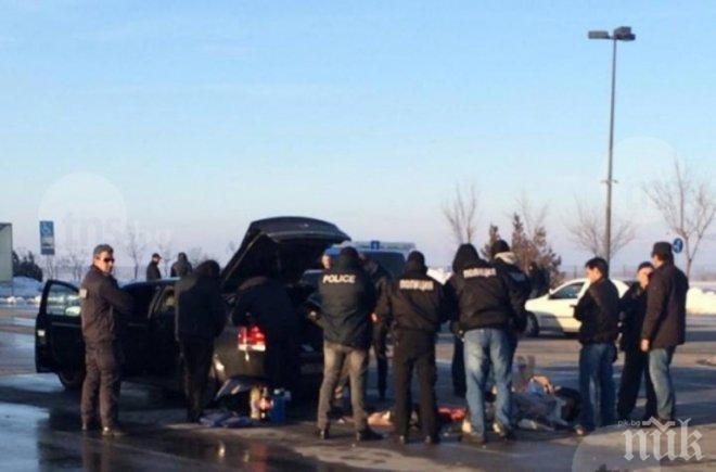 Спецакция в Пловдив: Полицаи тарашат софийска кола за дрога