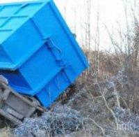 Камион се озова в крайпътно дере заради висока скорост