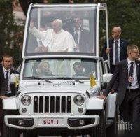 Продадоха за 82 000 долара папомобила на Франциск