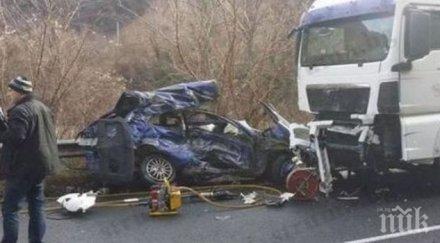 потресаващи снимки жестокото меле кресненското дефиле внимание кадрите хора слаби сърца