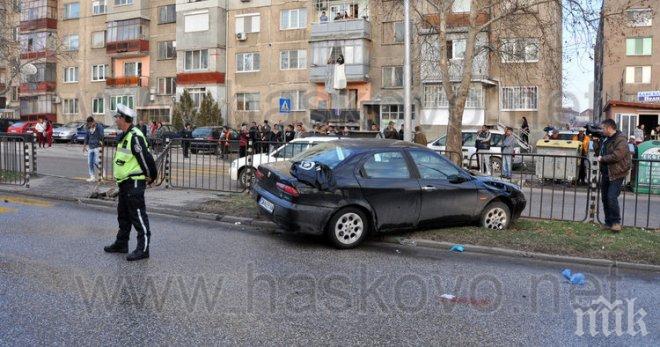 Жестока катастрофа в Хасково! Кола премаза пешеходка на кръстовище (снимки)