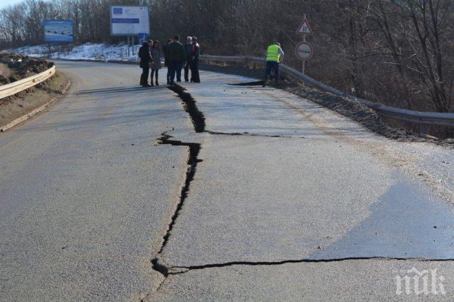 Продължава свличането на земна маса в част на пътя Монтана-Враца
