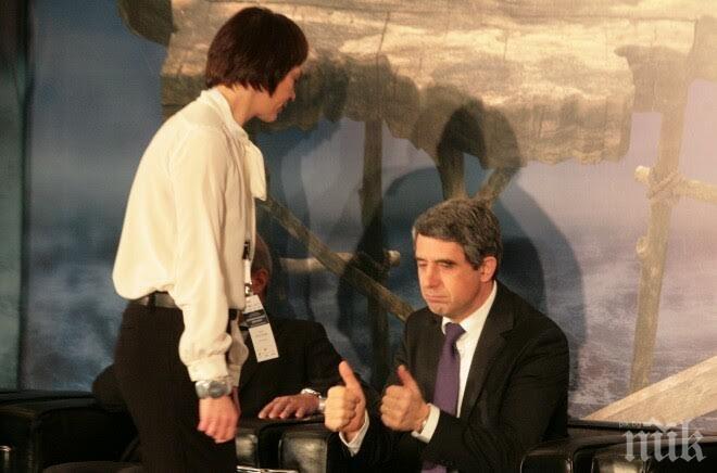 Медийният гастрол на Плевнелиев продължава! Сценарият за втория му мандат е в ход! Сега заминава на плаж в Бразилия