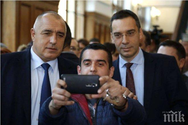 Борисов си тръгна от Бругас с прясна риба, направи десетки селфита