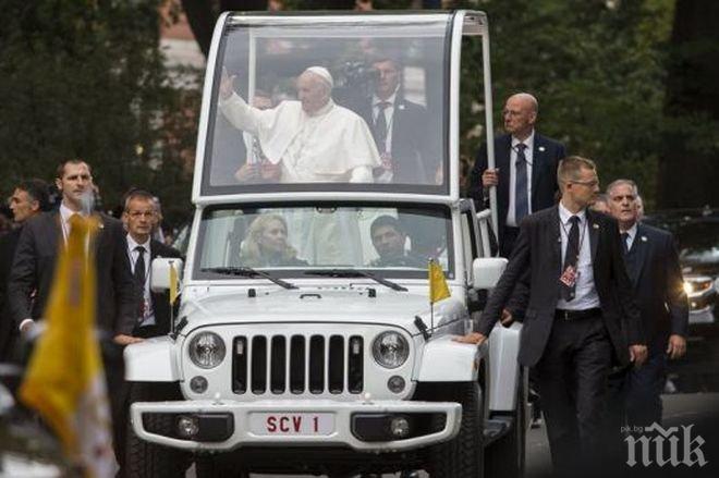 Продадоха за 82 000 долара папомобила на Франциск