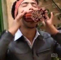 Рекорд! Непалец изуми света, напъха си в устата 138 молива (видео)