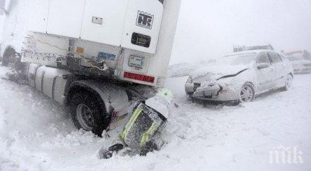 дълбокият сняг блокира възрастно семейство куклен евакуираха