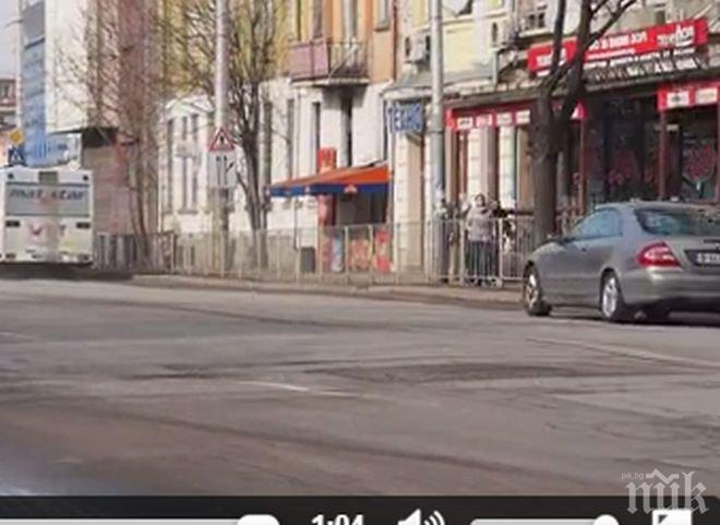 ПИК TV: Гаровият площад във Варна пропада