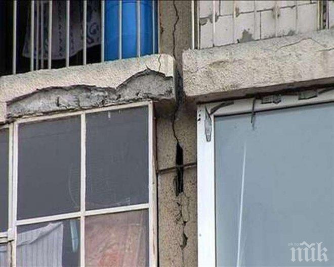 Блокът над аптеката на Марешки се напука след взрива (снимки)