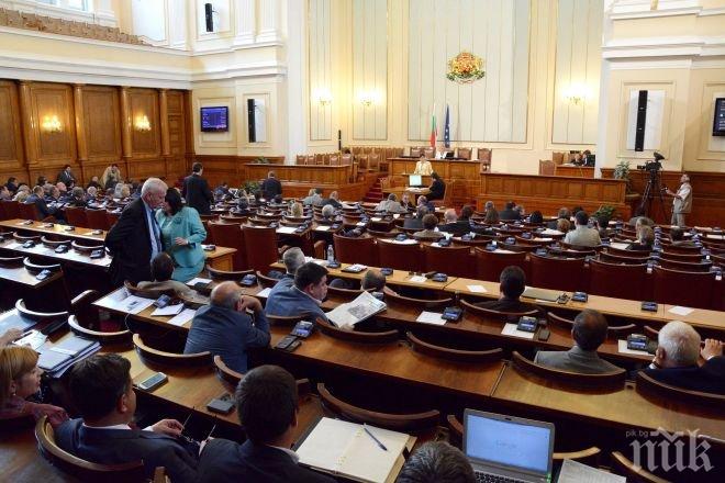 Парламентът заседава извънредно 