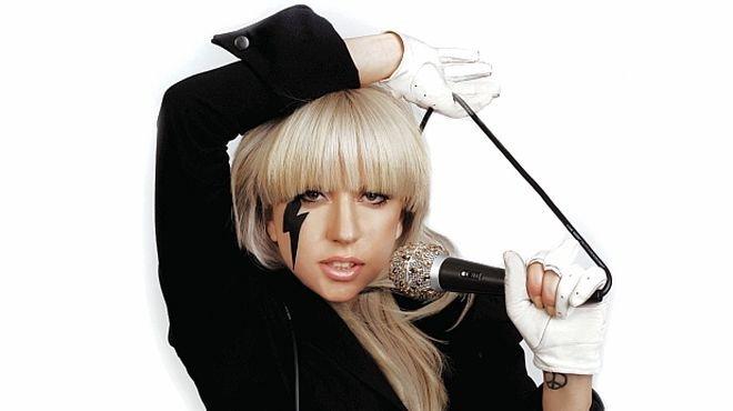 Лейди Гага със специално изпълнение в чест на Боуи на Грами-тата 