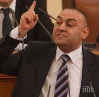 СКАНДАЛ в ПИК! Хюсеин Хафъзов се гаври с българския парламент! Лакеят на Местан говори на турски език в кулоарите!