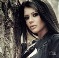 ГОРЕЩА! Дарина Гиздова хвърли дрехите и показа напращяла гръд (снимки 18+)
