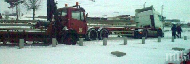 Катастрофа блокира движението между Котел и Тича