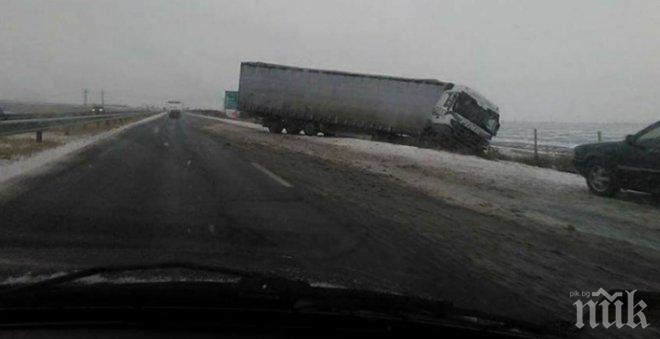 Камион аварира край Новачене 