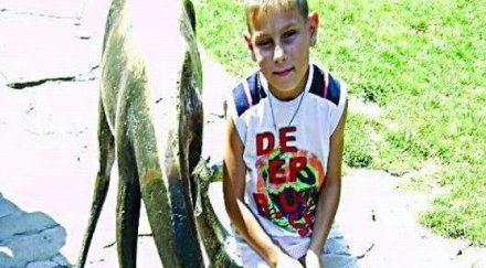 дете зове помощ оперират спешно