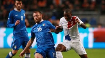 късен гол спаси италия холандия