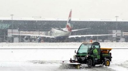 150 полета закъсняха заради снега москва