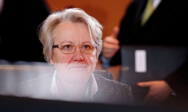 Хванаха в плагиатство германската просветна министърка