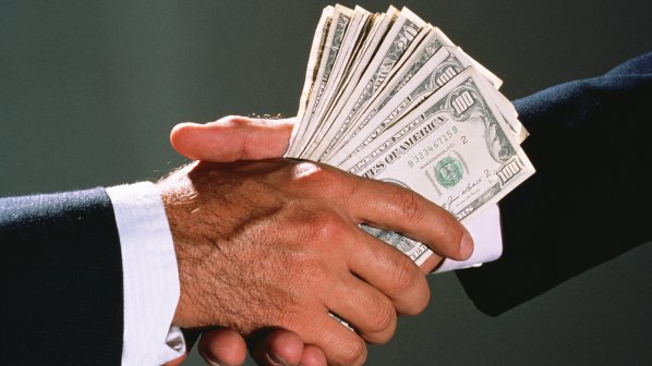 Депутатите си замpазиха заплатите