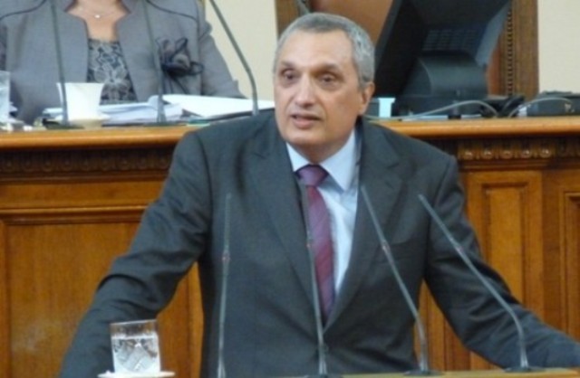 Костов иска НС да задължи Бойко да присъства за заседания