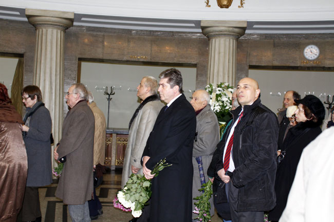 Първанов на опашка за сбогом с Леда Милева (Снимки)