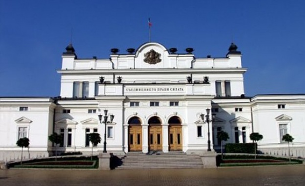 Фейсбук сложи на тезгяха българския парламент