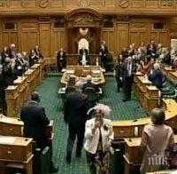 Секс играчка цапардоса новозеландски министър по лицето 