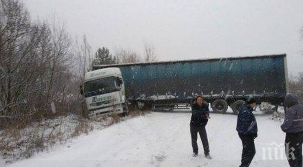 аварирал тир затвори пътя кърджали смолян