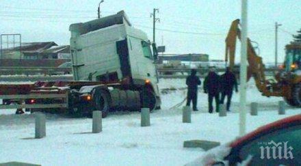 тир блокира пътя русе бяла