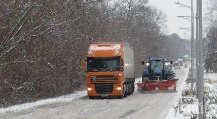 всички товарни автомобили движат без ремаркета полуремаркета пътя батак доспат