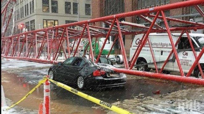 Кран рухна в Манхатън! Уби човек (снимки)