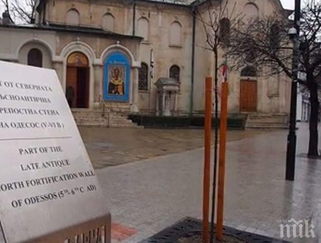 ПИК TV: Куриозите във Варна не свършват, замениха антични предмети с табели