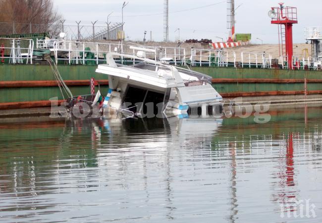 Луксозна яхта с име „Надежда” бавно потъва в Дунав 