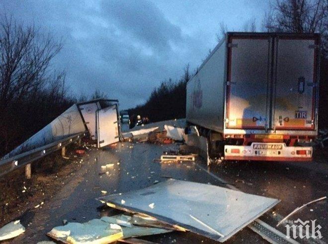 Трима oгнеборци и четирима спасители вадиха ранения турски водач след мелето на Прохода на Републиката
