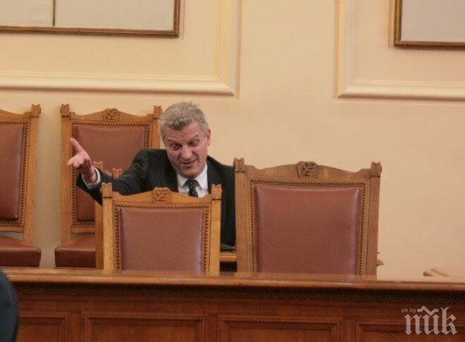 ИЗВЪНРЕДНО! Депутатите захапаха Москов за ваксините, здравният министър се кръсти! (снимки)