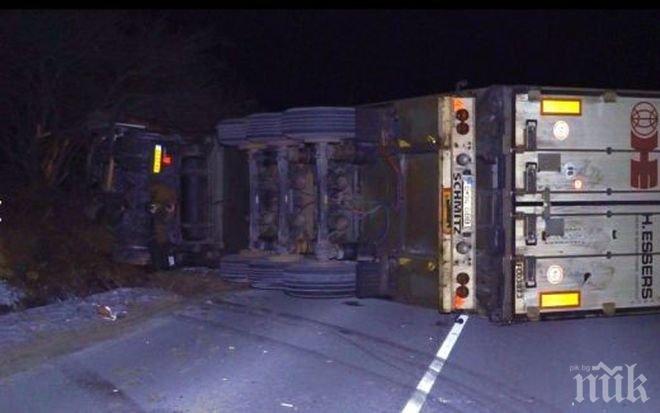 Кървав ад край Монтана! Камион и кола се помляха в жестока катастрофа, двама загинаха (обновена)
