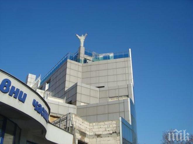 Цял квартал защити статуята на Христос, вдигната от Ванко 1