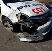 Катастрофа в Бургас: Кола се натресе в микробус!