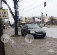 Наглост! Шофьорка на скъпарска кола паркира всеки ден на тротоар в Пловдив (снимки)