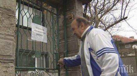 падащите скали провадия прогониха възрастно семейство дома