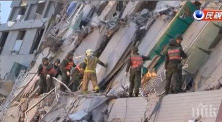 двама души бяха извадени живи развалините тайван